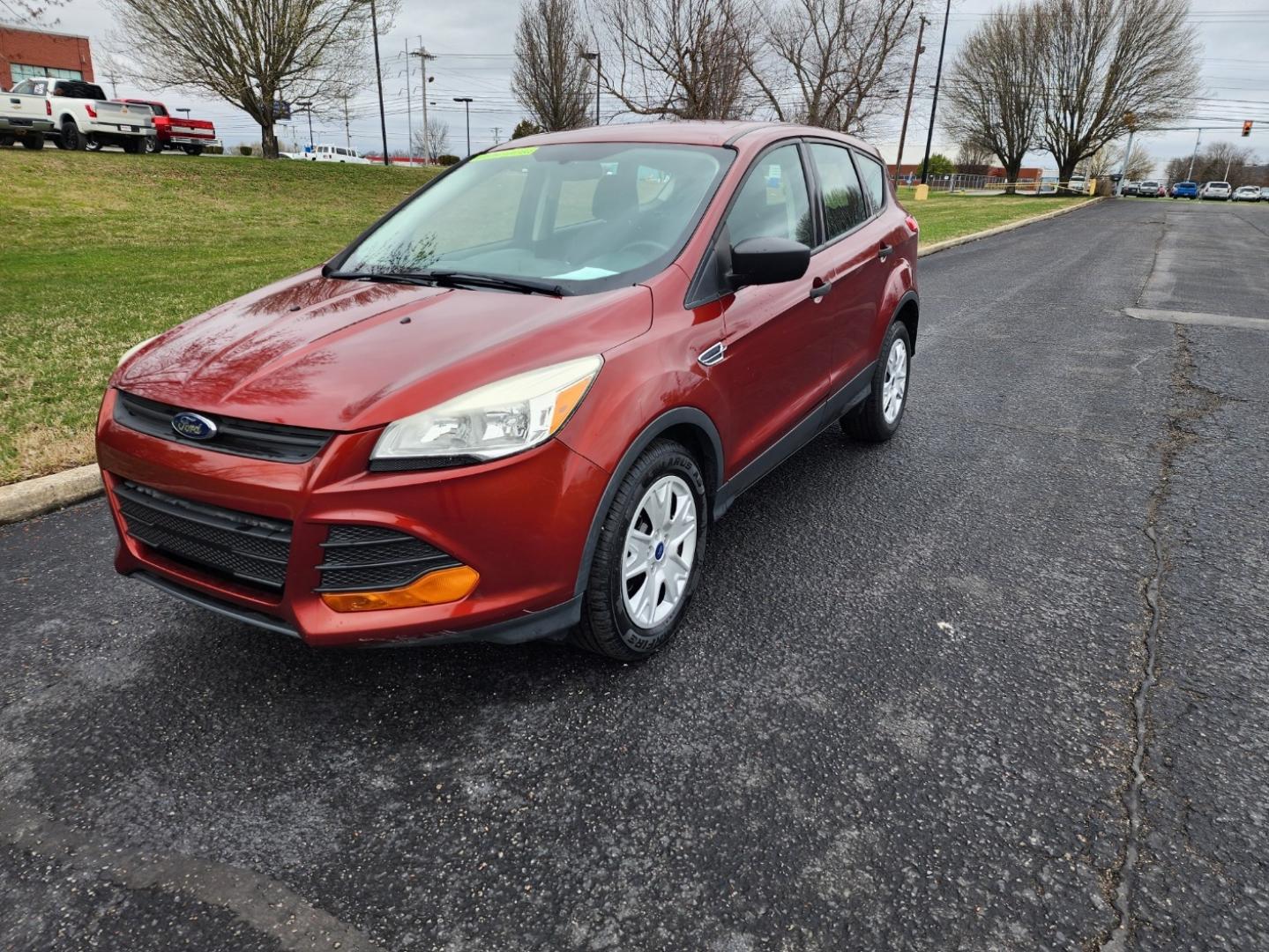 2015 RED /Gray Ford Escape S (1FMCU0F77FU) with an 2.5 4cyl. engine, Automatic transmission, located at 1221 Madison St., Shelbyville, TN, 37160, (931) 680-9439, 0.000000, 0.000000 - Photo#0